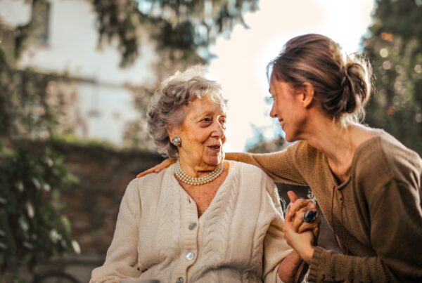 Tochter und Mutter besprechen Erbrecht im Garten
