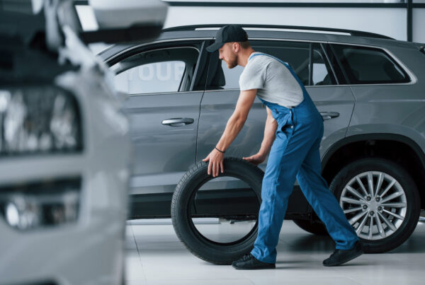 Mechaniker wechselt Winterreifen des Autos