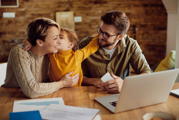 Eine junge Familie bei der finanziellen Vorsorgeplanung